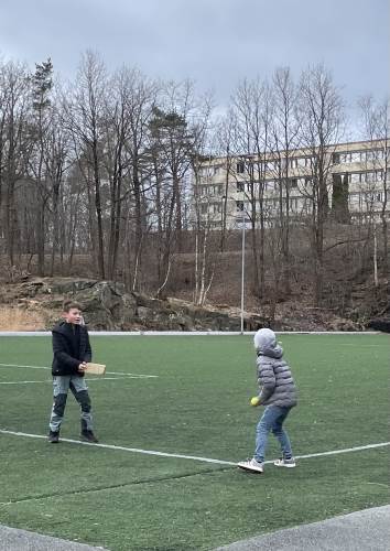 Slåball på banen er gøy.